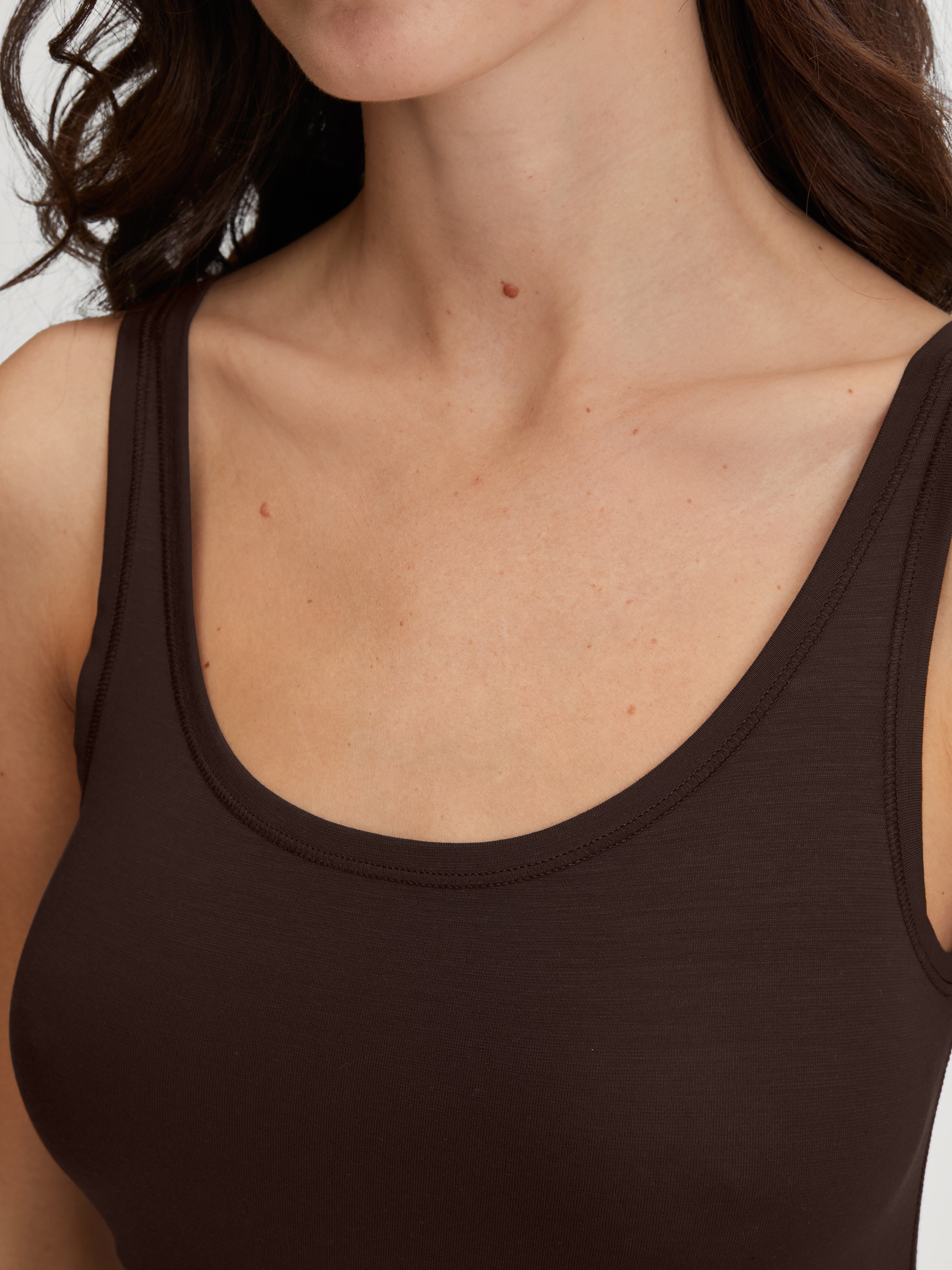 Damen-Model trägt Tank-Top aus Modal in Braun, Einfarbig aus Serie Soft Favourites von CALIDA, Detail