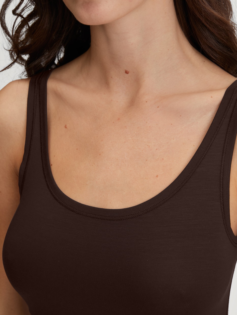Damen-Model trägt Tank-Top aus Modal in Braun, Einfarbig aus Serie Soft Favourites von CALIDA, Detail