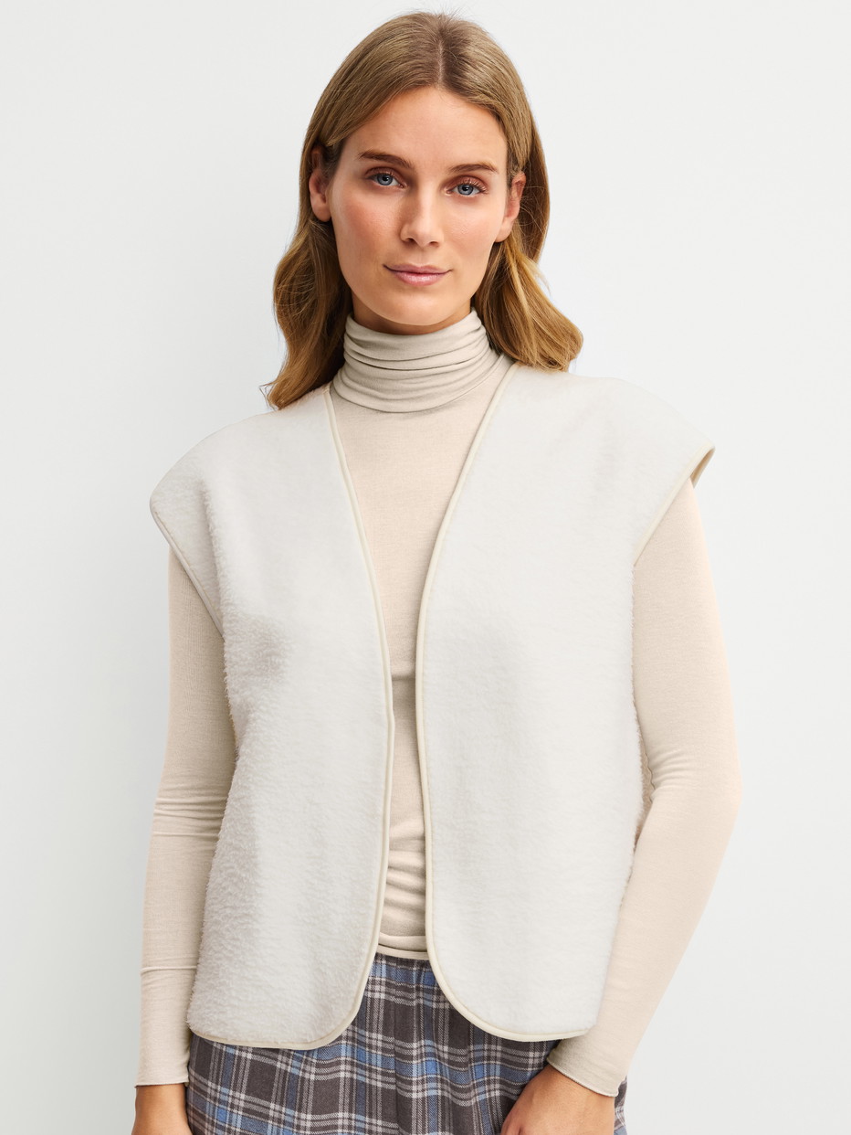 Damen-Model trägt Plüsch-Weste aus Baumwolle in Beige, Einfarbig aus Serie Alpine LW von CALIDA, Vorderansicht