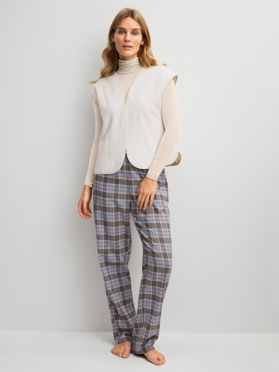 Damen-Model trägt Plüsch-Weste aus Baumwolle in Beige, Einfarbig aus Serie Alpine LW von CALIDA, Outfit