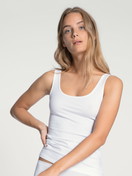 Le mannequin Femme porte le/la Débardeur en Coton de couleur Blanc, Unicolore, de la série Natural Comfort de CALIDA, Vue de face