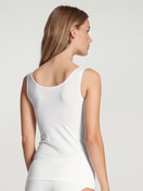 Le mannequin Femme porte le/la Débardeur en Coton de couleur Blanc, Unicolore, de la série Natural Comfort de CALIDA, Vue arrière