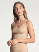 Damen-Model trägt Tank-Top aus Baumwolle in Beige, Einfarbig aus Serie Natural Comfort von CALIDA, Vorderansicht