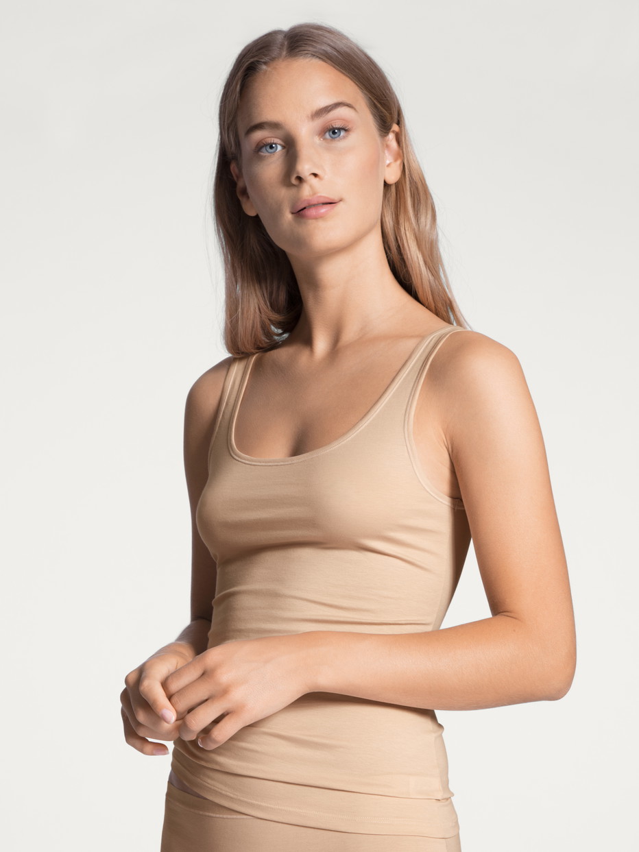 Le mannequin Femme porte le/la Débardeur en Coton de couleur Beige, Unicolore, de la série Natural Comfort de CALIDA, Vue de face