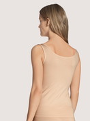 Damen-Model trägt Tank-Top aus Baumwolle in Beige, Einfarbig aus Serie Natural Comfort von CALIDA, Rückansicht