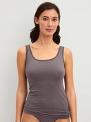 Damen-Model trägt Tank-Top aus Baumwolle in Braun, Einfarbig aus Serie Natural Comfort von CALIDA, Vorderansicht