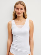 Le mannequin Femme porte le/la Débardeur en 100% coton de couleur Blanc, Dentelle, de la série Cotton Desire de CALIDA, Vue de face