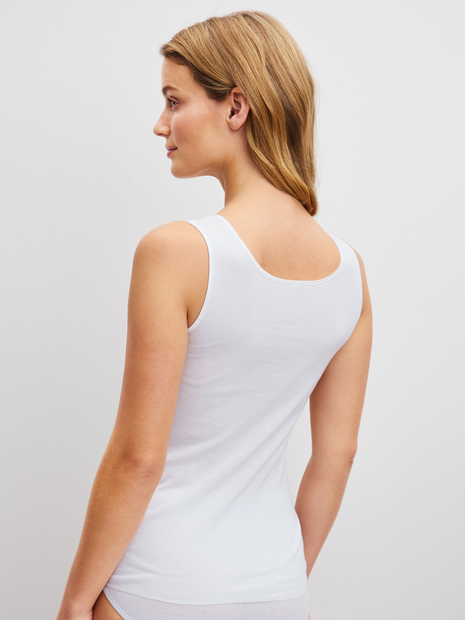 Damen-Model trägt Tank-Top aus 100% Baumwolle in Weiß, Spitze aus Serie Cotton Desire von CALIDA, Rückansicht
