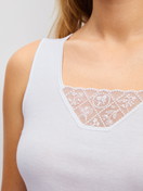 Le mannequin Femme porte le/la Débardeur en 100% coton de couleur Blanc, Dentelle, de la série Cotton Desire de CALIDA, Détail