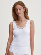 Le mannequin Femme porte le/la Débardeur en 100% coton de couleur Blanc, Dentelle, de la série Cotton Desire de CALIDA, Vue de face