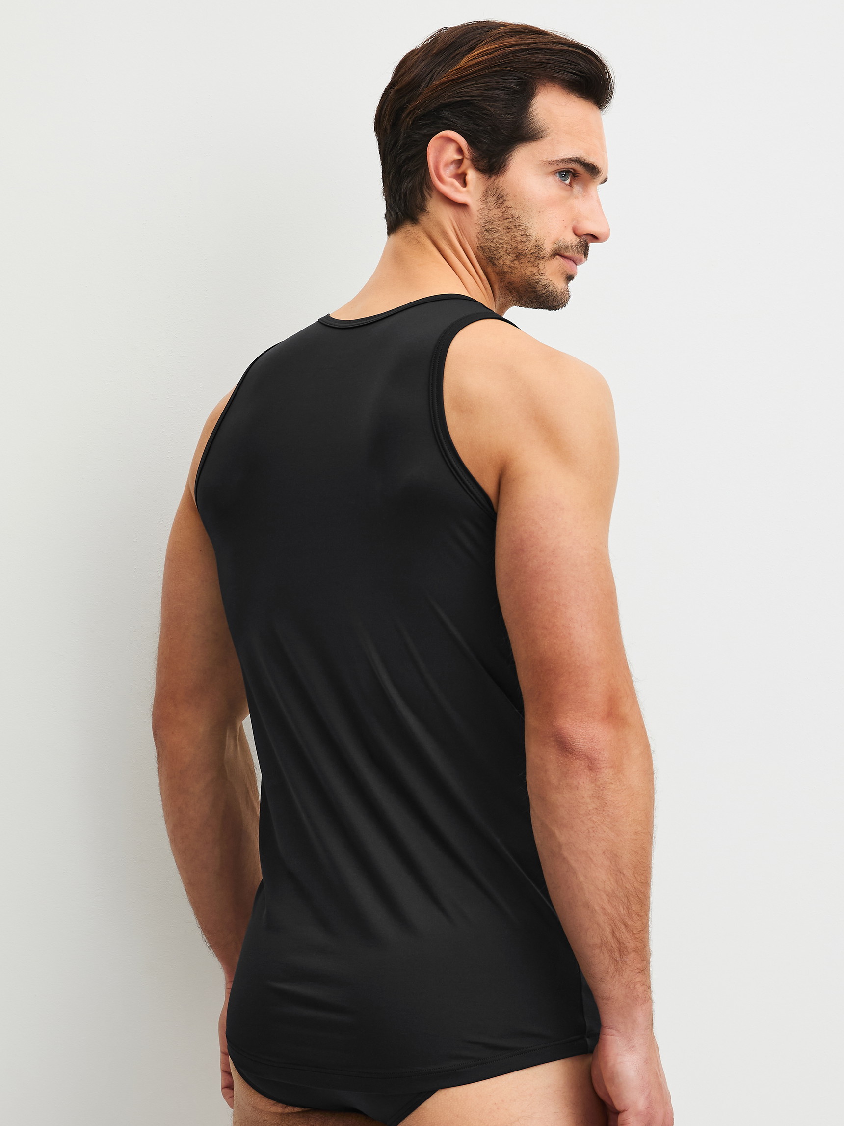 Le mannequin Homme porte le/la  en Polyamide de couleur Noir, Unicolore, de la série Micro Stretch de CALIDA, Vue arrière