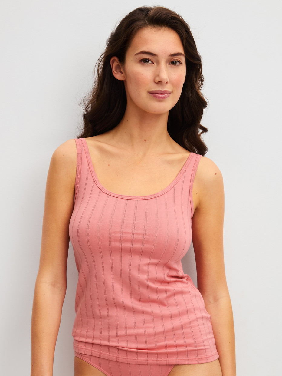 Damen-Model trägt Tank-Top aus Baumwolle in Rosa, Einfarbig aus Serie Etude Xtra von CALIDA, Vorderansicht