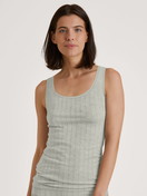 Damen-Model trägt Tank-Top aus Pima® Baumwolle in Grau, Einfarbig aus Serie Etude Xtra von CALIDA, Vorderansicht