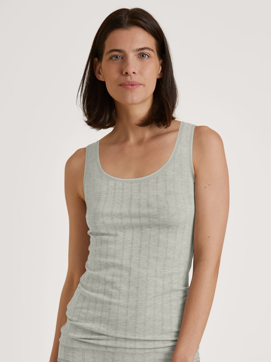 Damen-Model trägt Tank-Top aus Pima® Baumwolle in Grau, Einfarbig aus Serie Etude Xtra von CALIDA, Vorderansicht