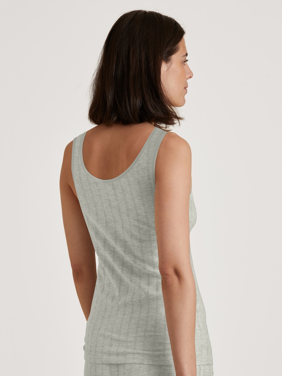 Damen-Model trägt Tank-Top aus Pima® Baumwolle in Grau, Einfarbig aus Serie Etude Xtra von CALIDA, Rückansicht