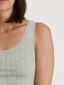 Damen-Model trägt Tank-Top aus Pima® Baumwolle in Grau, Einfarbig aus Serie Etude Xtra von CALIDA, Detail