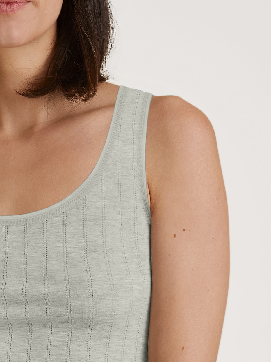 Damen-Model trägt Tank-Top aus Pima® Baumwolle in Grau, Einfarbig aus Serie Etude Xtra von CALIDA, Detail