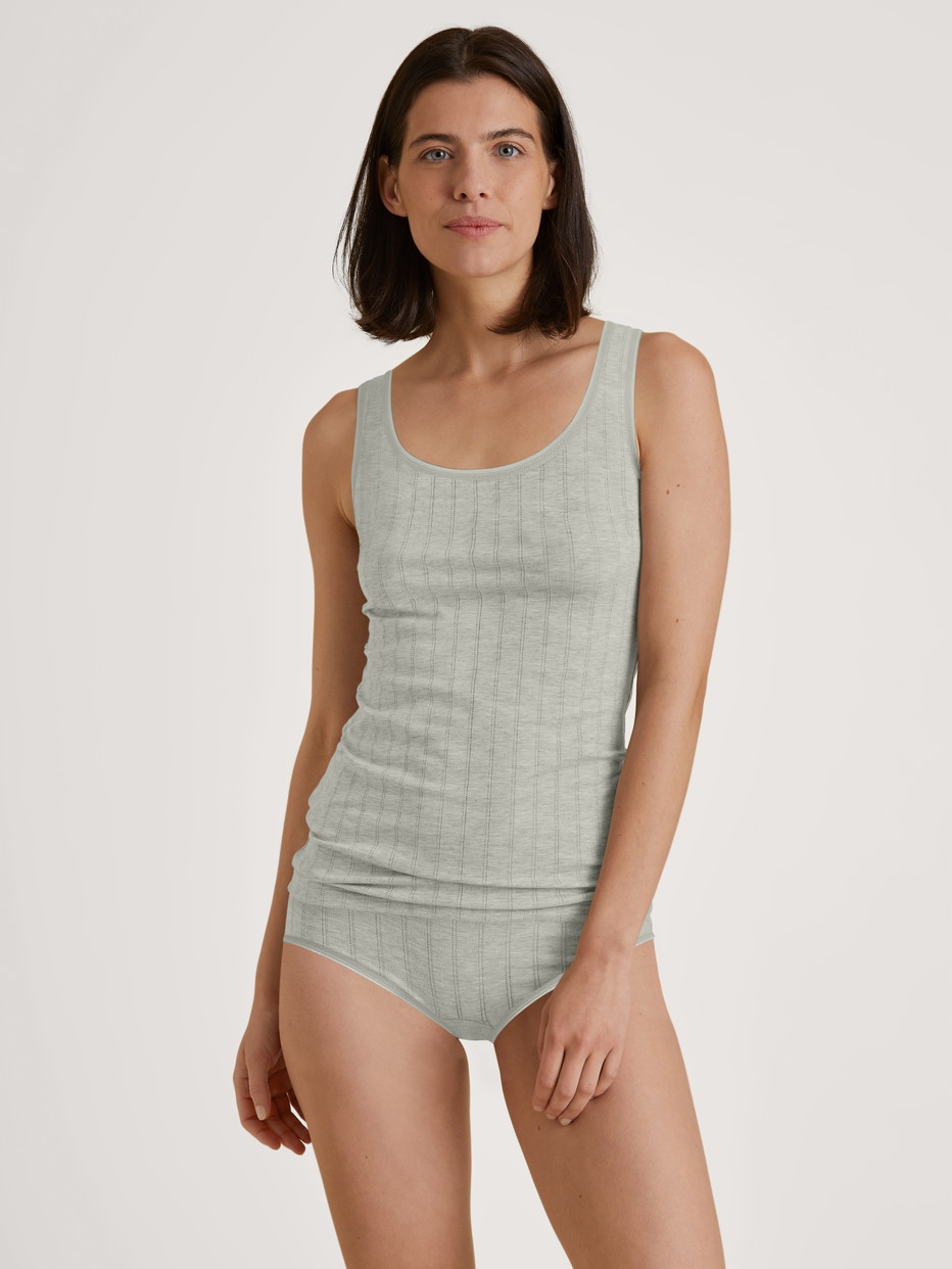 Damen-Model trägt Tank-Top aus Pima® Baumwolle in Grau, Einfarbig aus Serie Etude Xtra von CALIDA, Outfit