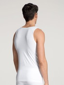 Le mannequin Homme porte le/la Débardeur en Lyocell de couleur Blanc, Unicolore, de la série Focus de CALIDA, Vue arrière