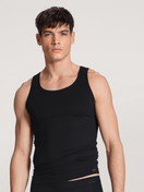 Herren-Model trägt Tank-Top aus Lyocell in Schwarz, Einfarbig aus Serie Focus von CALIDA, Vorderansicht