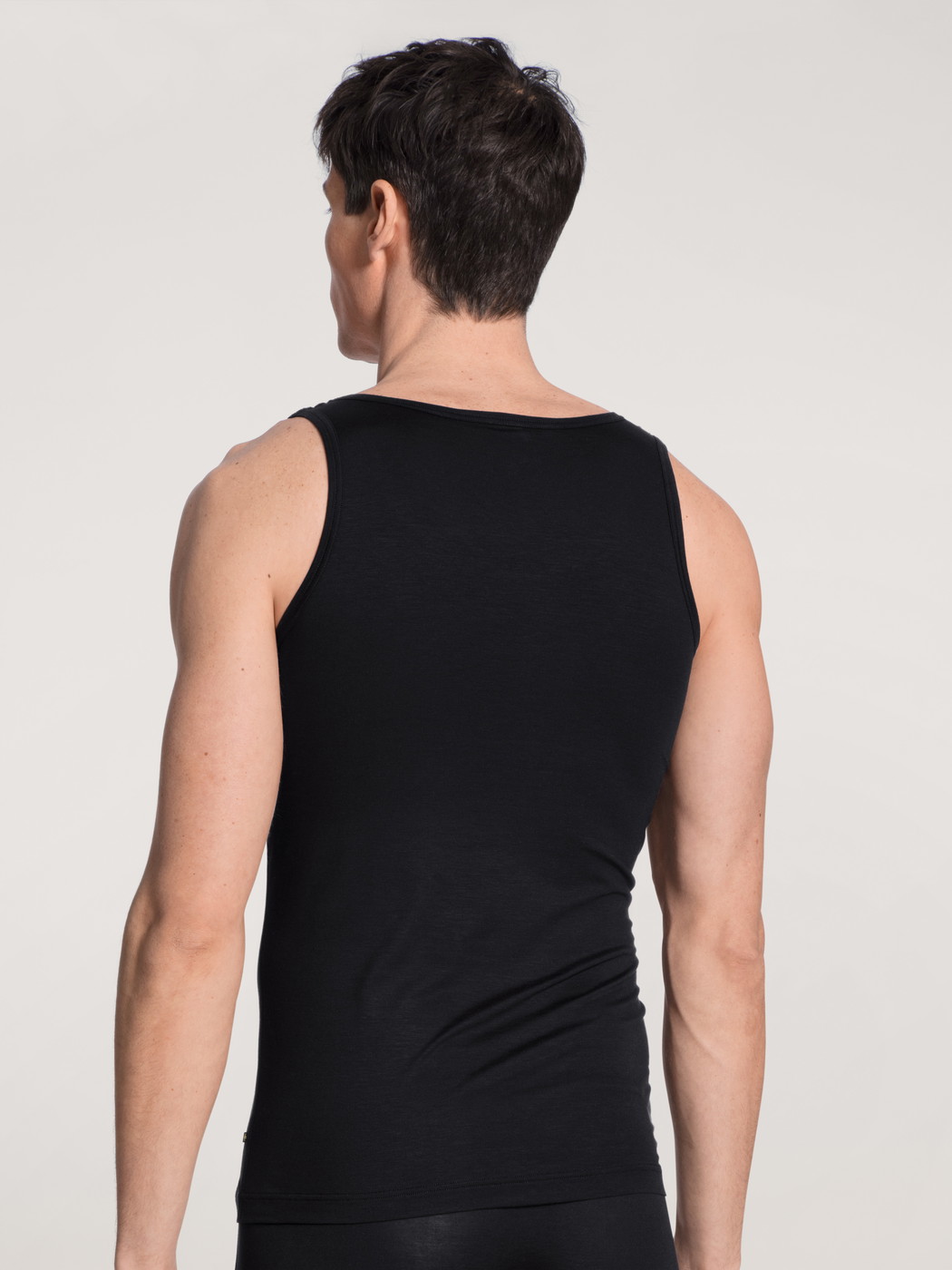 Herren-Model trägt Tank-Top aus Lyocell in Schwarz, Einfarbig aus Serie Focus von CALIDA, Rückansicht