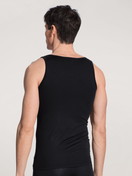 Herren-Model trägt Tank-Top aus Lyocell in Schwarz, Einfarbig aus Serie Focus von CALIDA, Rückansicht