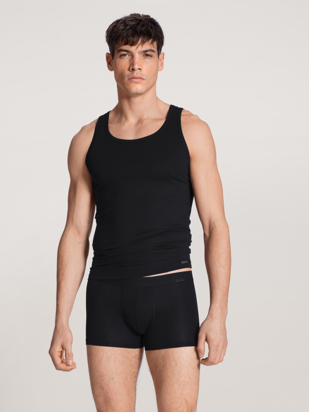 Herren-Model trägt Tank-Top aus Lyocell in Schwarz, Einfarbig aus Serie Focus von CALIDA, Outfit, Vorderansicht