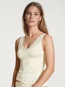 Le mannequin Femme porte le/la Débardeur en Viscose de couleur Beige, Dentelle, de la série Sensual Secrets de CALIDA, Vue de face