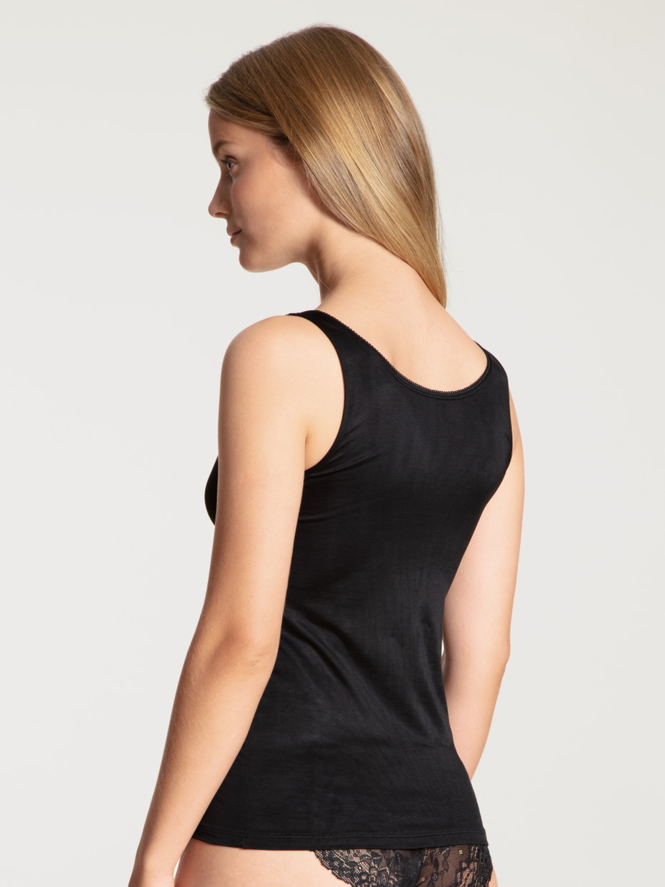 Damen-Model trägt Tank-Top aus Viskose in Schwarz, Spitze aus Serie Sensual Secrets von CALIDA, Rückansicht