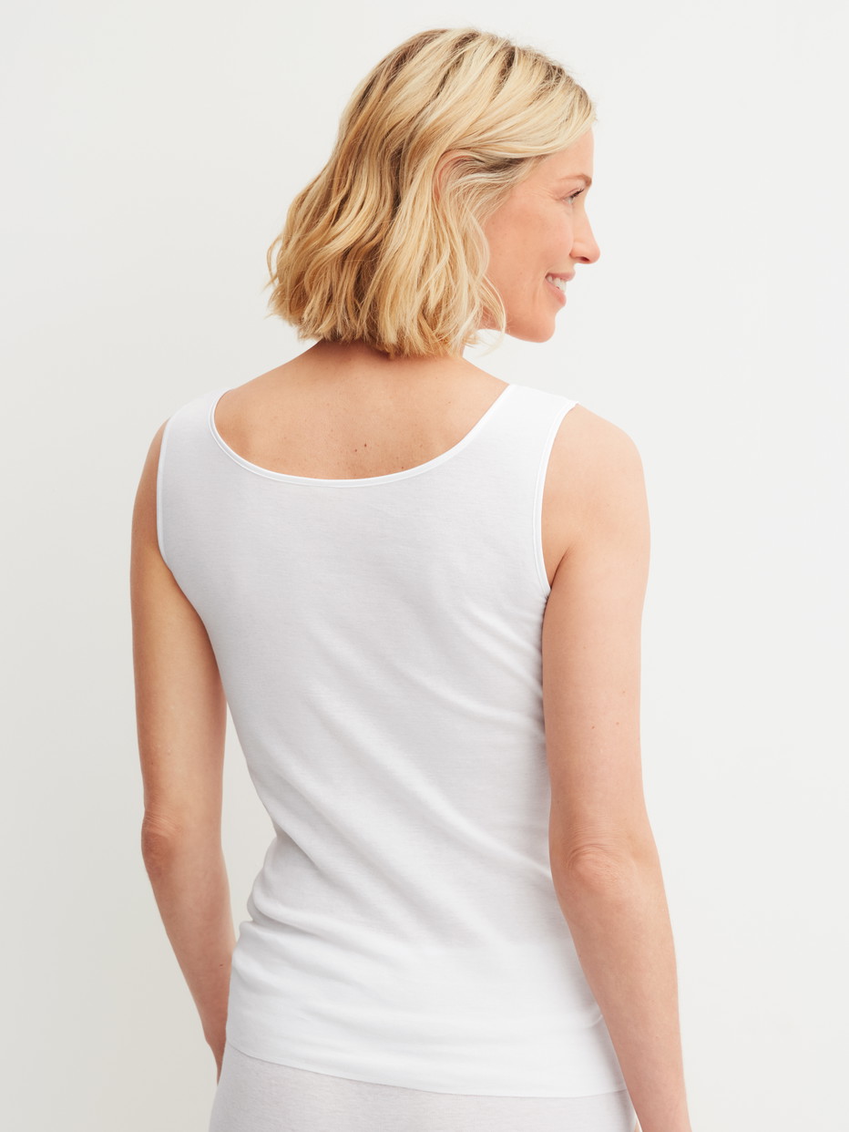 Damen-Model trägt Tank-Top aus 100% Baumwolle in Weiß, Spitze aus Serie Cotton Desire von CALIDA, Rückansicht