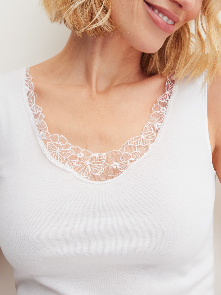 Damen-Model trägt Tank-Top aus 100% Baumwolle in Weiß, Spitze aus Serie Cotton Desire von CALIDA, Detail