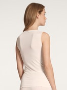 Le mannequin Femme porte le/la Débardeur en laine-soie en Swiss+Cotton de couleur Beige, Unicolore, de la série True Confidence de CALIDA, Vue arrière