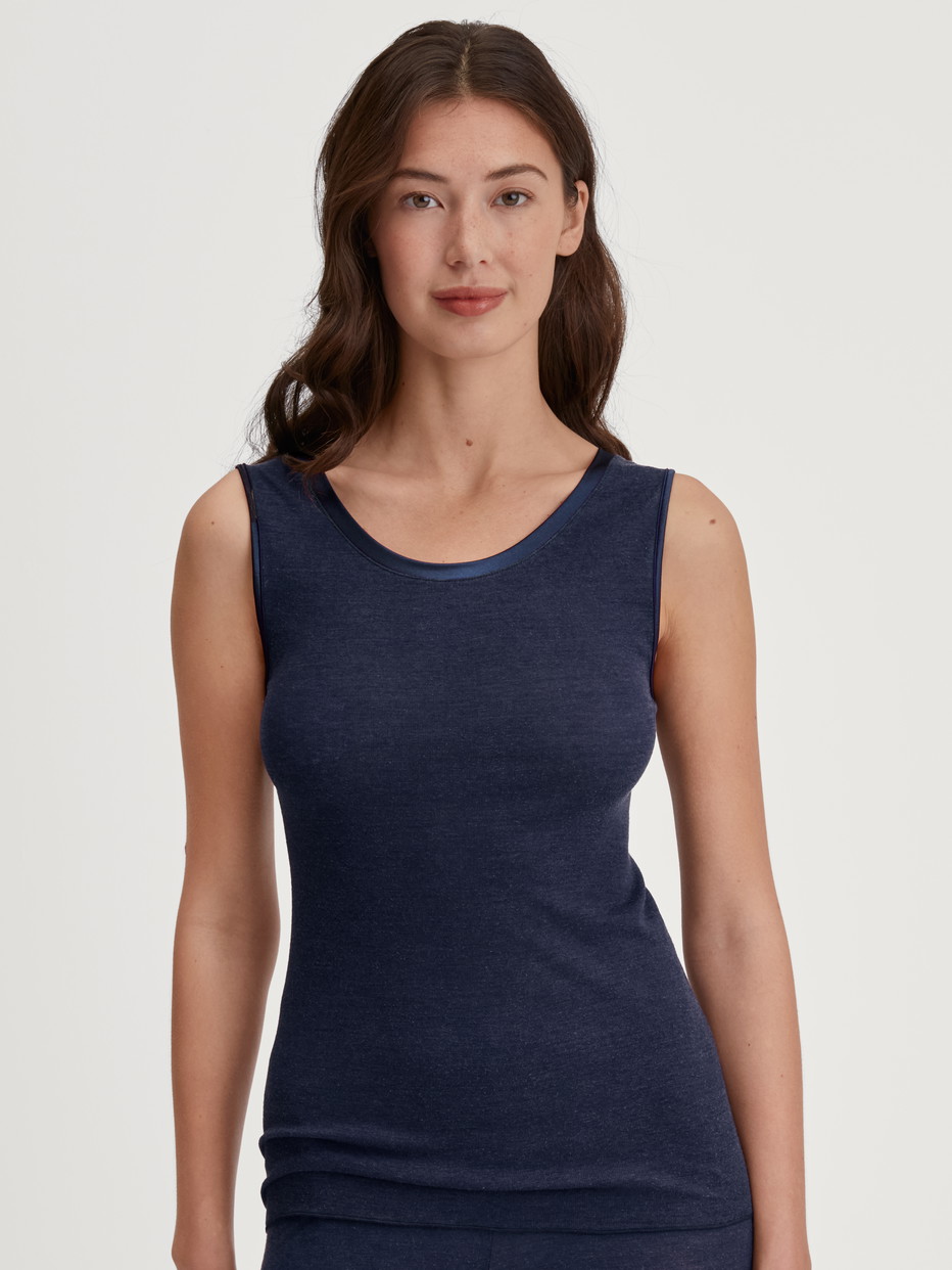 Le mannequin Femme porte le/la Débardeur en laine-soie en Laine de couleur Bleu, Unicolore, de la série True Confidence de CALIDA, Vue de face