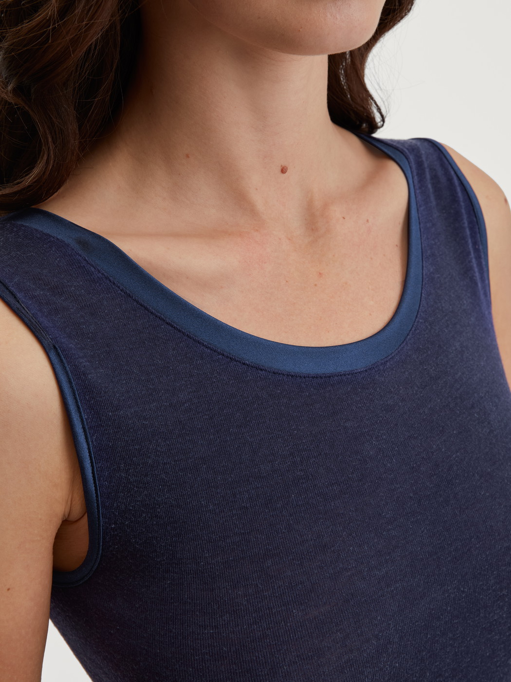 Le mannequin Femme porte le/la Débardeur en laine-soie en Laine de couleur Bleu, Unicolore, de la série True Confidence de CALIDA, Détail