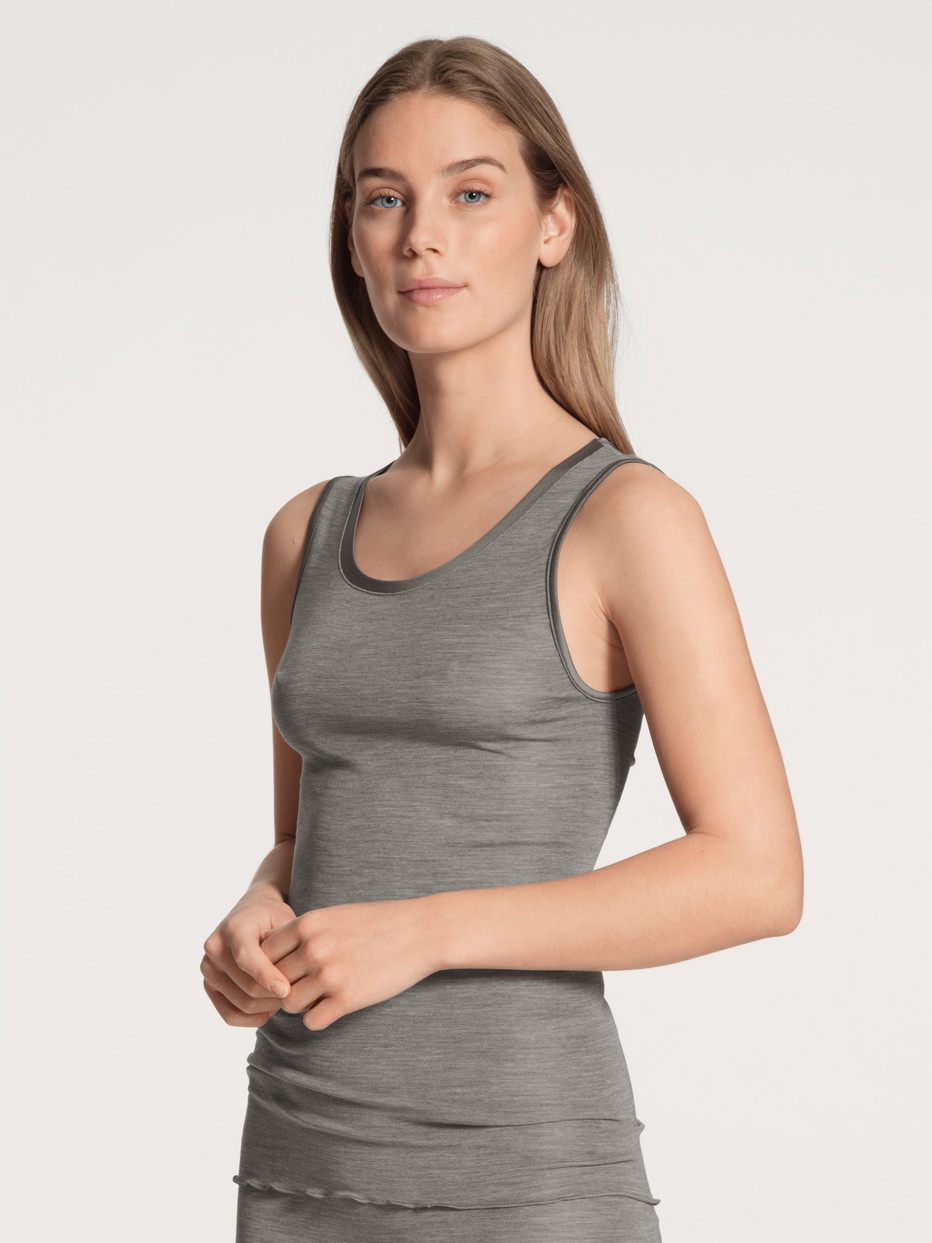 Damen-Model trägt Tank-Top aus Wolle-Seide aus Swiss+Cotton in Grau, Einfarbig aus Serie True Confidence von CALIDA, Vorderansicht