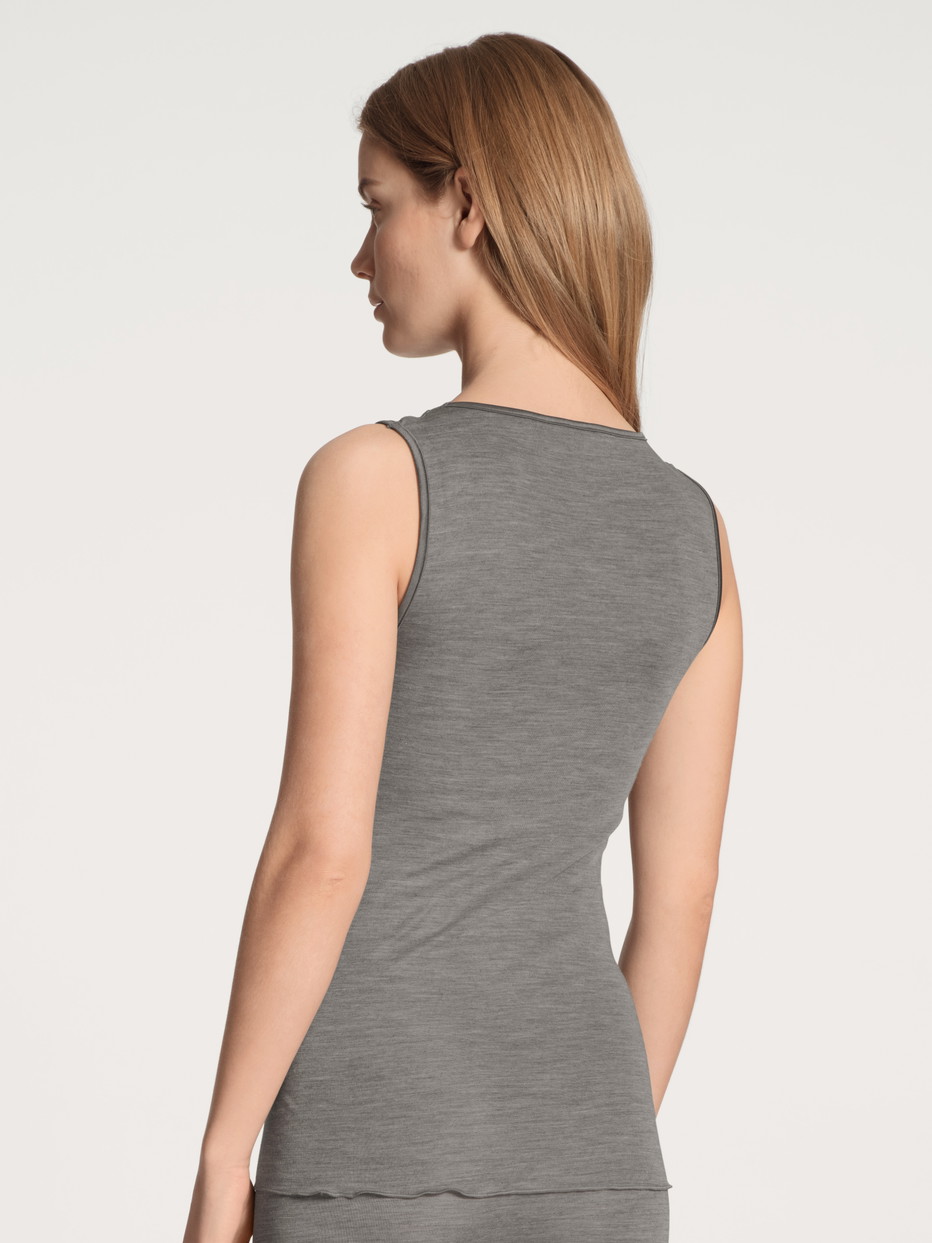 Damen-Model trägt Tank-Top aus Wolle-Seide aus Swiss+Cotton in Grau, Einfarbig aus Serie True Confidence von CALIDA, Rückansicht