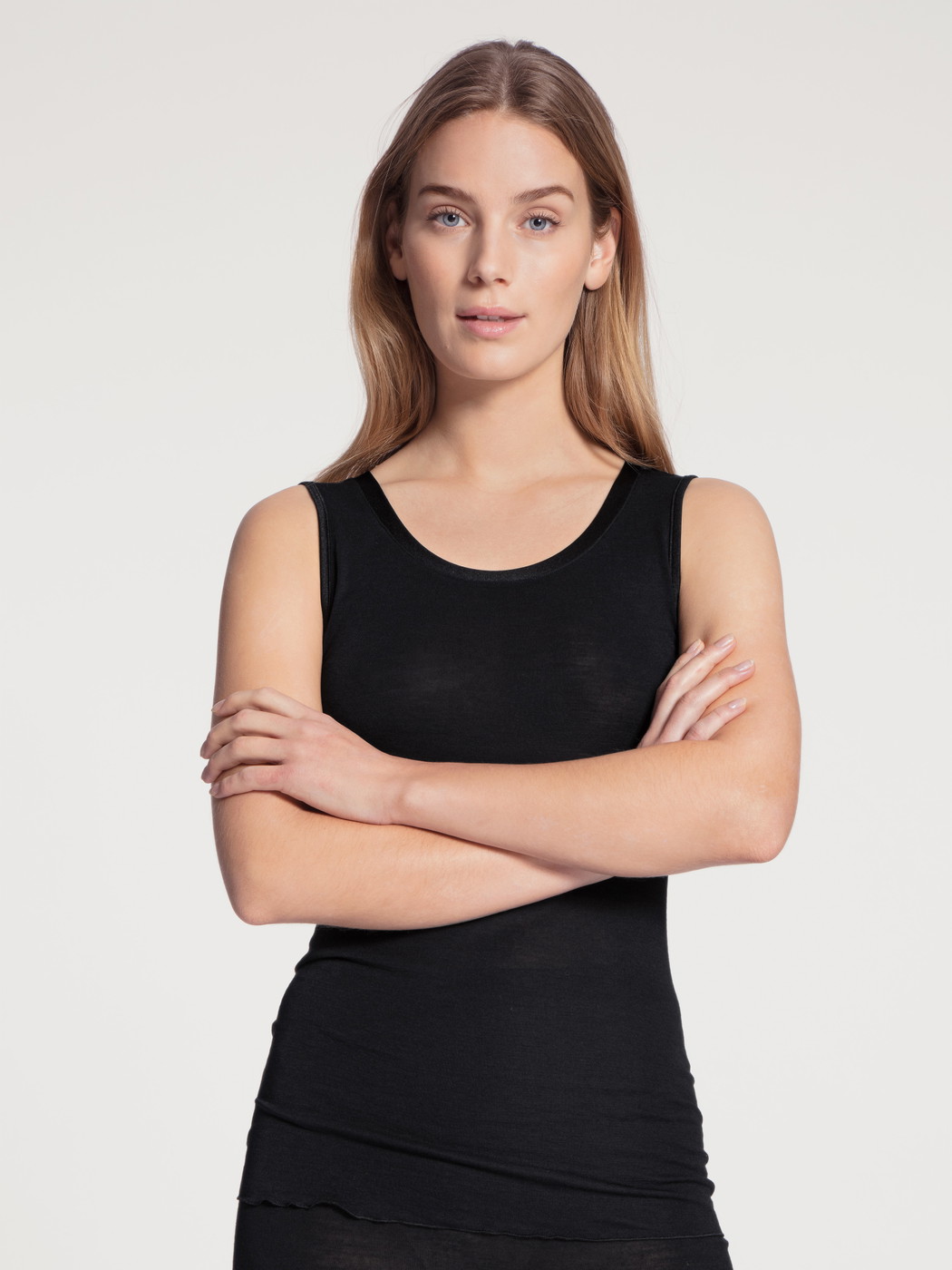 Le mannequin Femme porte le/la Débardeur en laine-soie en Swiss+Cotton de couleur Noir, Unicolore, de la série True Confidence de CALIDA, Vue de face