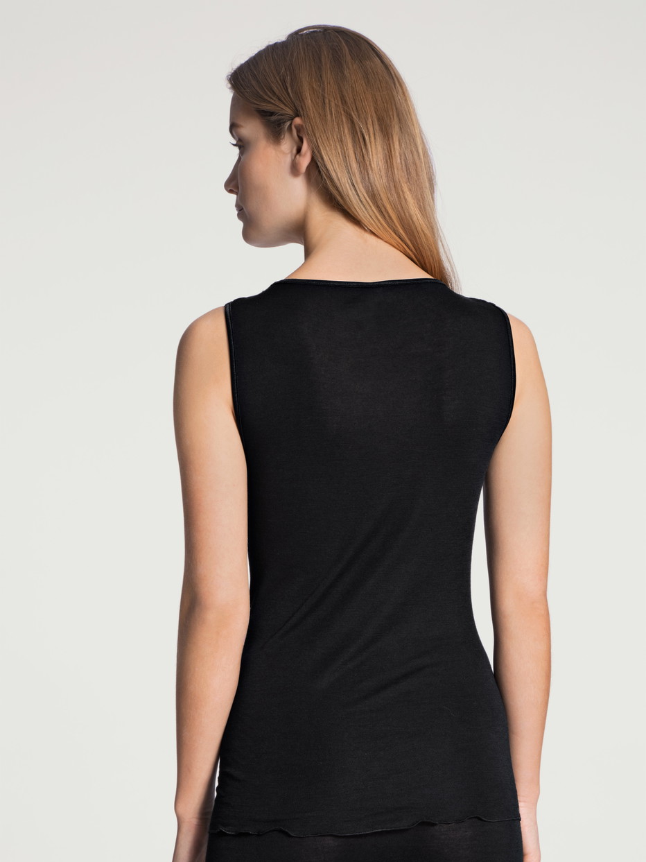Damen-Model trägt Tank-Top aus Wolle-Seide aus Swiss+Cotton in Schwarz, Einfarbig aus Serie True Confidence von CALIDA, Rückansicht