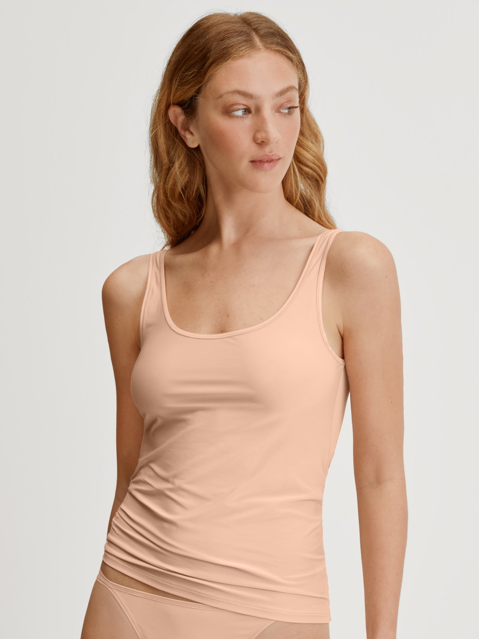 Damen-Model trägt Tank-Top aus Baumwolle in Beige, Einfarbig aus Serie Sleek Skin von CALIDA, Vorderansicht