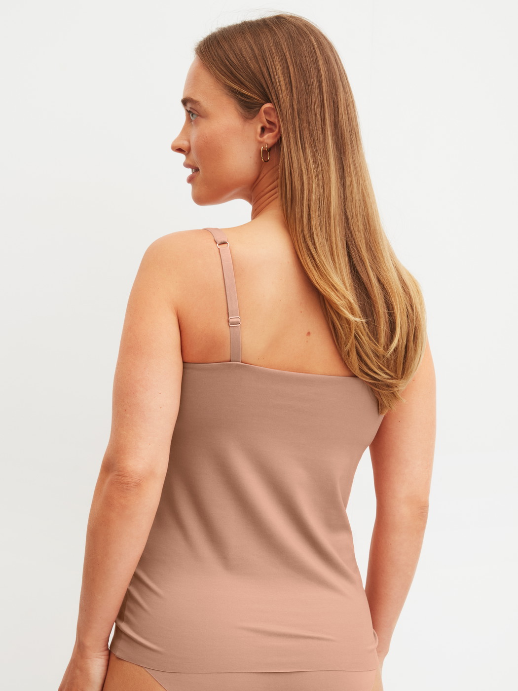 La modella / Il modello Donna indossa Canotta con bustier in Modal di colore Grigio, Tinta unita, della serie Natural Skin di CALIDA, Vista posteriore