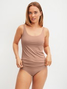 La modella / Il modello Donna indossa Canotta con bustier in Modal di colore Grigio, Tinta unita, della serie Natural Skin di CALIDA, Abbigliamento