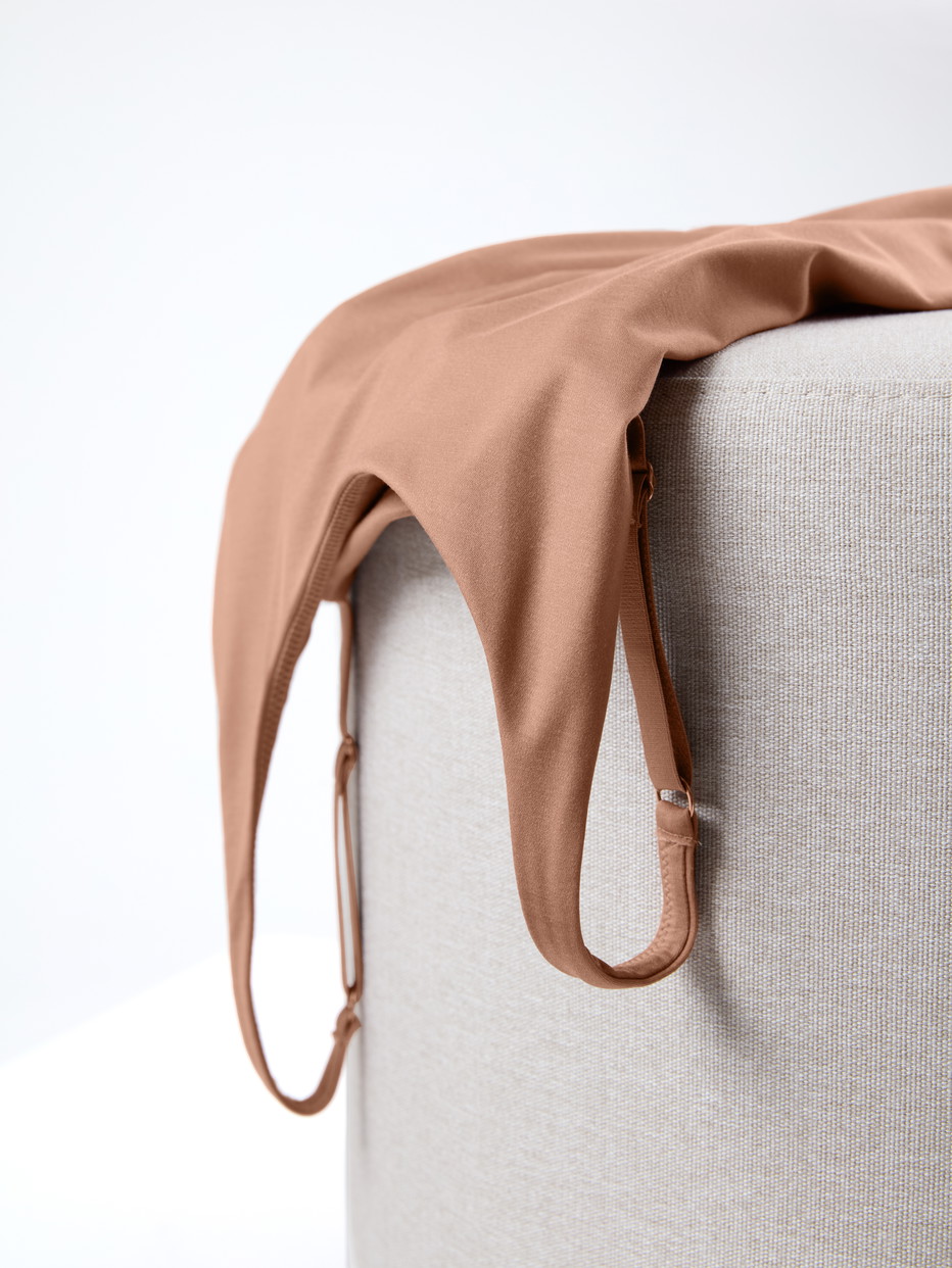 Damen-Model trägt Tank-Top mit Bustier aus Modal in Grau, Einfarbig aus Serie Natural Skin von CALIDA, Zusatzbild