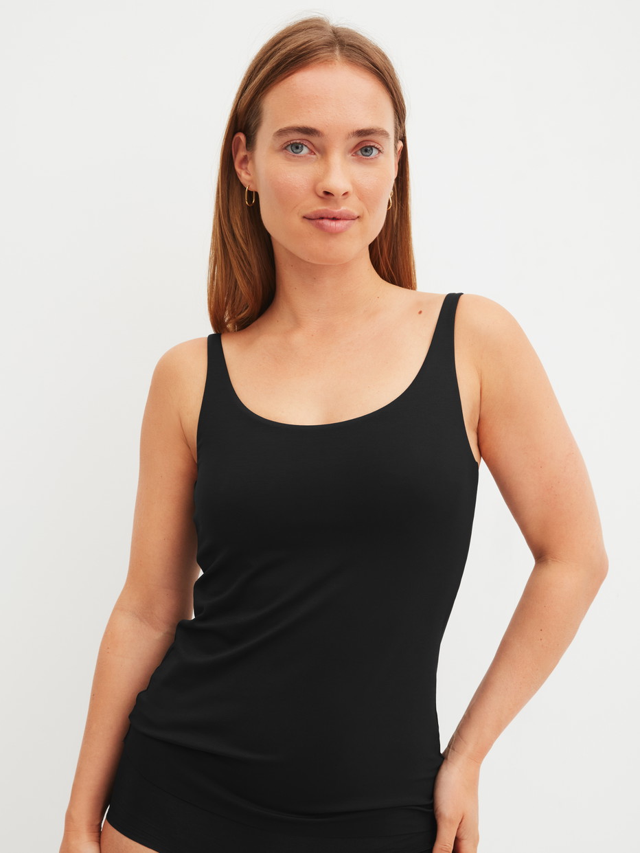 Le mannequin Femme porte le/la Débardeur à bustier en Modal de couleur Noir, Unicolore, de la série Natural Skin de CALIDA, Vue de face