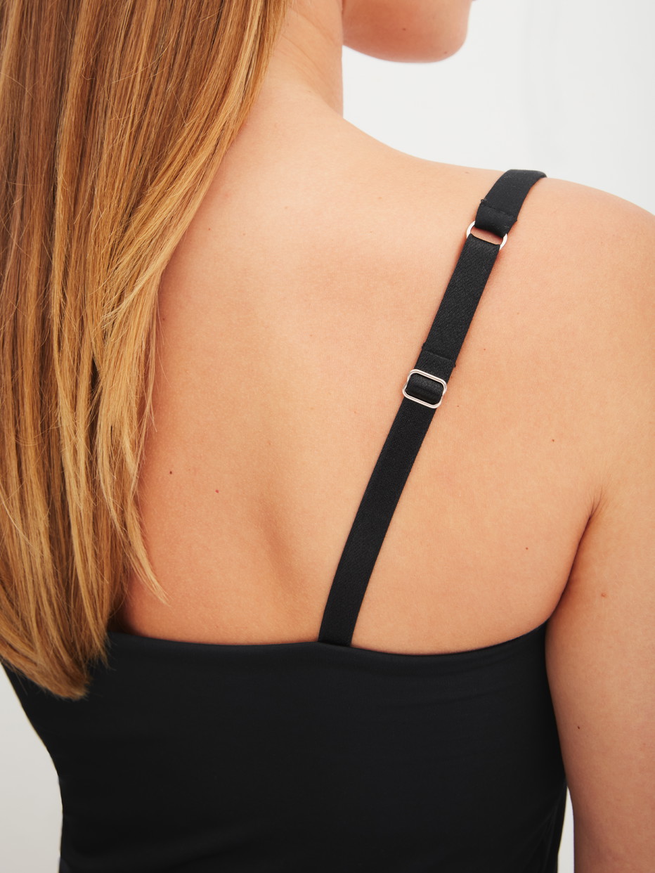 Le mannequin Femme porte le/la Débardeur à bustier en Modal de couleur Noir, Unicolore, de la série Natural Skin de CALIDA, Détail