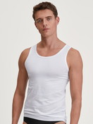 Herren-Model trägt Tank-Top aus TENCEL™ in Weiß, Einfarbig aus Serie Natural Cooling von CALIDA, Vorderansicht
