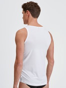Herren-Model trägt Tank-Top aus TENCEL™ in Weiß, Einfarbig aus Serie Natural Cooling von CALIDA, Rückansicht