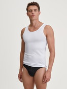 Herren-Model trägt Tank-Top aus TENCEL™ in Weiß, Einfarbig aus Serie Natural Cooling von CALIDA, Outfit