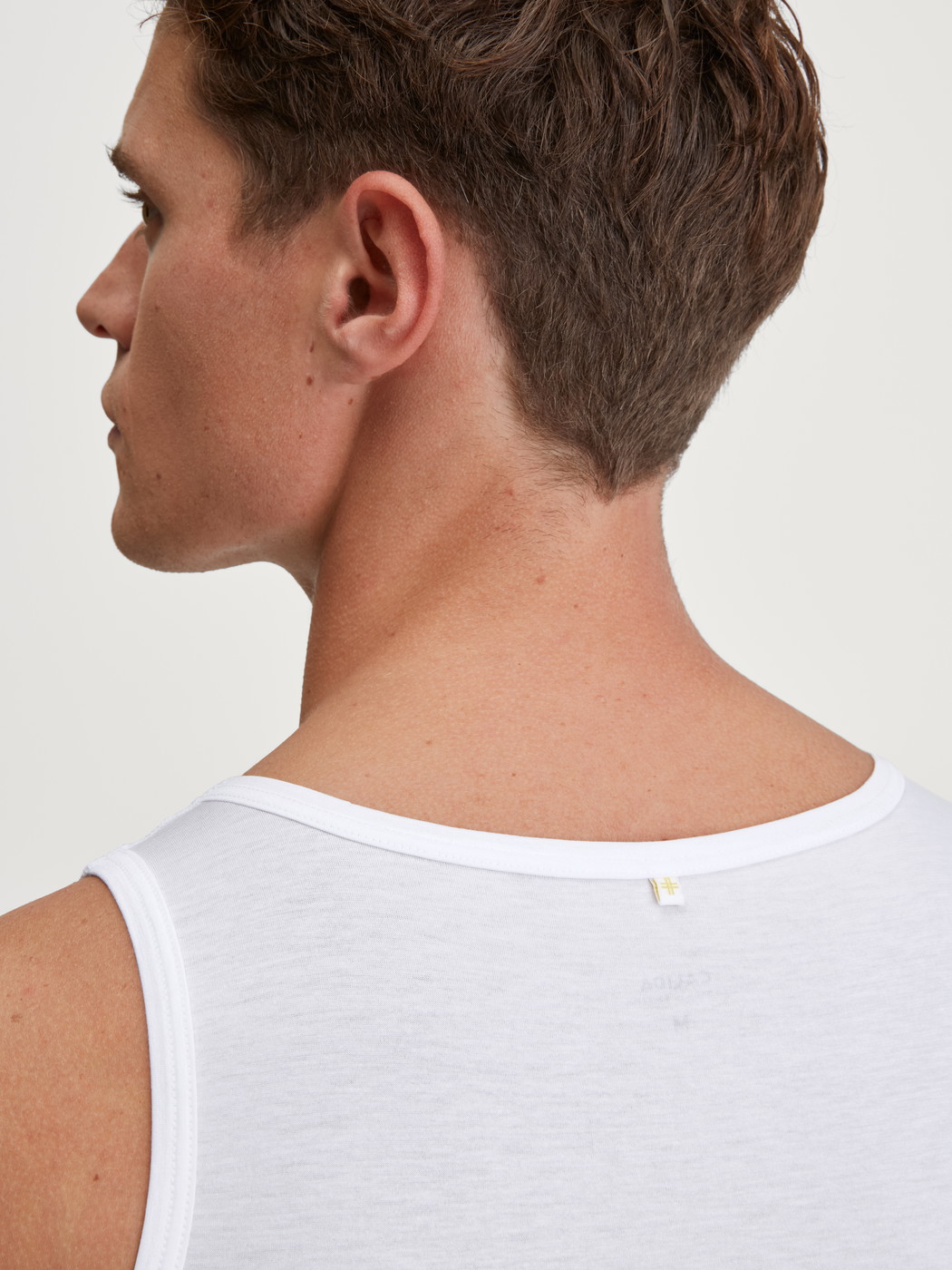 Herren-Model trägt Tank-Top aus TENCEL™ in Weiß, Einfarbig aus Serie Natural Cooling von CALIDA, Detail