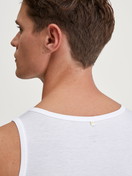 Herren-Model trägt Tank-Top aus TENCEL™ in Weiß, Einfarbig aus Serie Natural Cooling von CALIDA, Detail