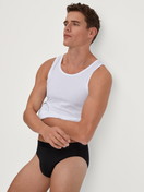 Herren-Model trägt Tank-Top aus TENCEL™ in Weiß, Einfarbig aus Serie Natural Cooling von CALIDA, Zusatzbild